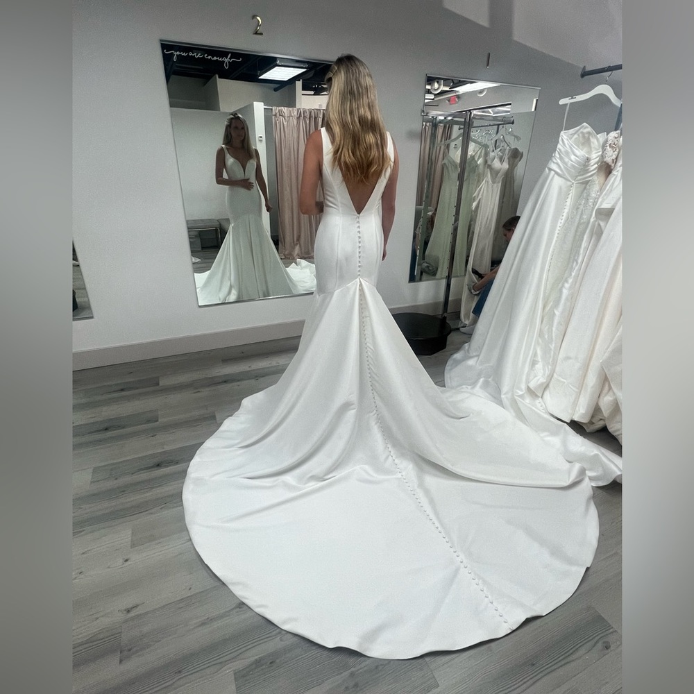 Clean, Trendy, Beautiful Trumpet Wedding Dress, Milkado, Ivory, Size 8